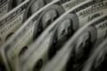 Imagen de archivo de billetes de dólar, usada como contexto para la suba cambiaria en Brasil.