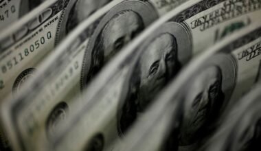 Imagen de archivo de billetes de dólar, usada como contexto para la suba cambiaria en Brasil.