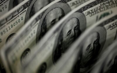 Imagen de archivo de billetes de dólar, usada como contexto para la suba cambiaria en Brasil.