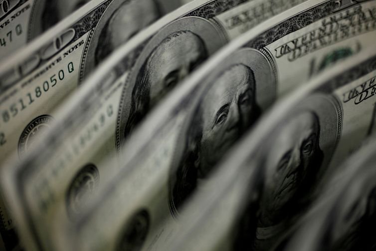 Imagen de archivo de billetes de dólar, usada como contexto para la suba cambiaria en Brasil.