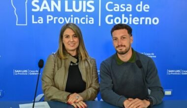 Imagen contextual de una conferencia de prensa ante un fondo de Casa de Gobierno.