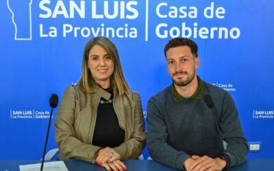 Imagen contextual de una conferencia de prensa ante un fondo de Casa de Gobierno.