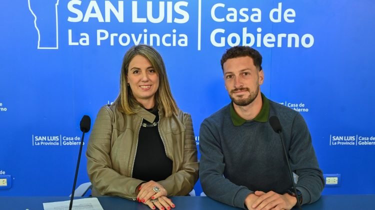 Imagen contextual de una conferencia de prensa ante un fondo de Casa de Gobierno.
