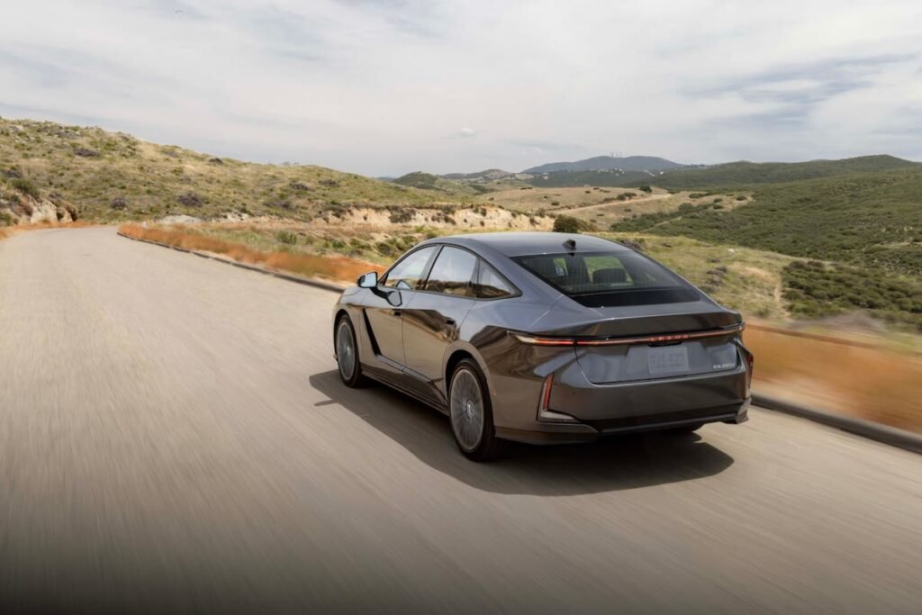 Imagen contextual del nuevo Lexus ES, fotografiado en una ruta.