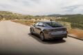 Imagen contextual del nuevo Lexus ES, fotografiado en una ruta.
