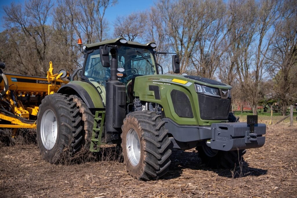 El tractor Agrochery RS2604C fotografiado en un campo.