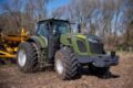 El tractor Agrochery RS2604C fotografiado en un campo.