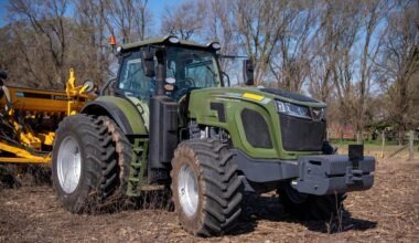 El tractor Agrochery RS2604C fotografiado en un campo.