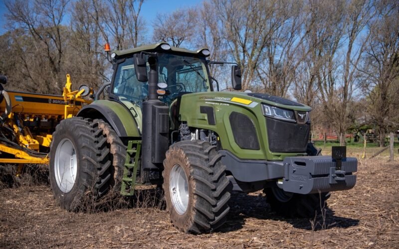 El tractor Agrochery RS2604C fotografiado en un campo.