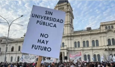 Imagen de archivo de una protesta por la universidad pública, con un cartel que dice «Sin universidad pública no hay futuro».
