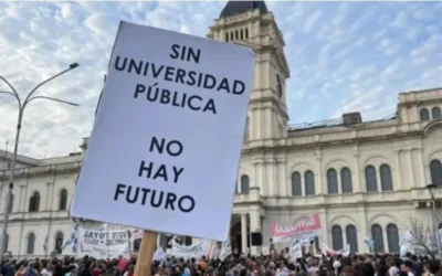 Imagen de archivo de una protesta por la universidad pública, con un cartel que dice «Sin universidad pública no hay futuro».