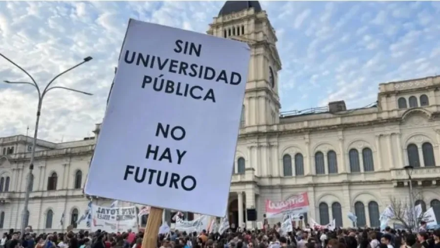 Imagen de archivo de una protesta por la universidad pública, con un cartel que dice «Sin universidad pública no hay futuro».