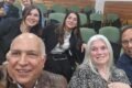Participantes posan para una foto en un auditorio durante la jornada de reflexión sobre la paz.