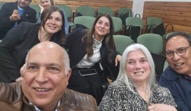 Participantes posan para una foto en un auditorio durante la jornada de reflexión sobre la paz.