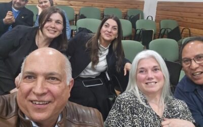 Participantes posan para una foto en un auditorio durante la jornada de reflexión sobre la paz.