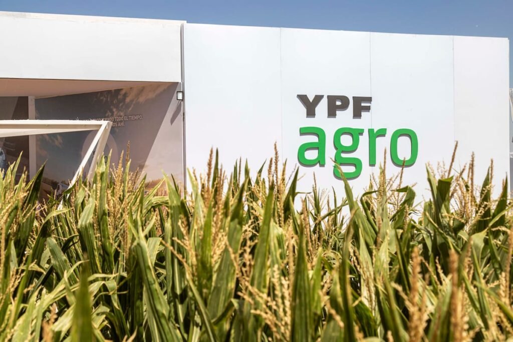 Imagen contextual de archivo de una instalación de YPF Agro junto a cultivos.