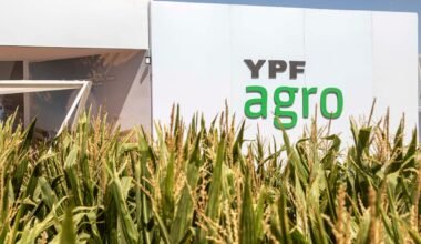 Imagen contextual de archivo de una instalación de YPF Agro junto a cultivos.
