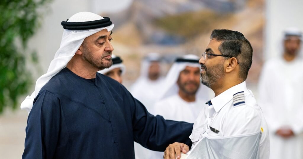 El presidente de Emiratos Árabes Unidos reconoce a un piloto de Flydubai.