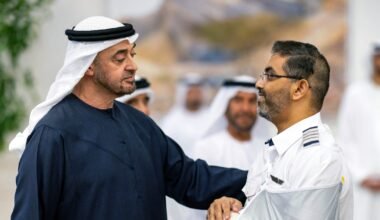 El presidente de Emiratos Árabes Unidos reconoce a un piloto de Flydubai.