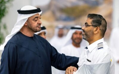 El presidente de Emiratos Árabes Unidos reconoce a un piloto de Flydubai.