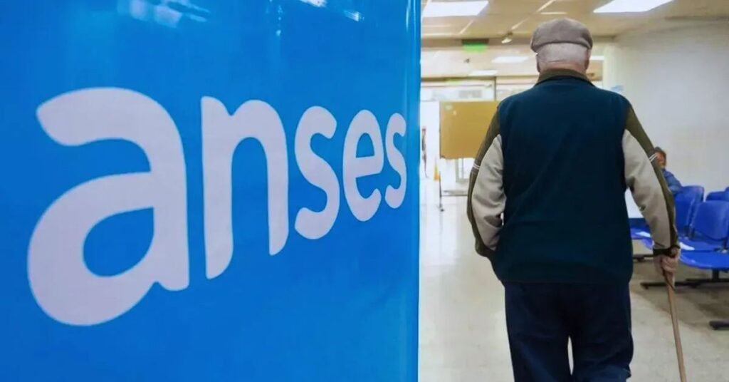 Imagen contextual de una persona mayor en una oficina de ANSES.