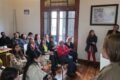 Personal participa de una capacitación de la Ley Micaela en una sala.