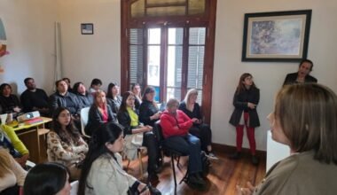 Personal participa de una capacitación de la Ley Micaela en una sala.