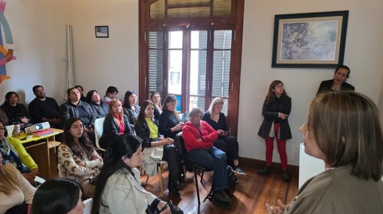 Personal participa de una capacitación de la Ley Micaela en una sala.